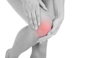 膝の水がたまる原因と予防方法