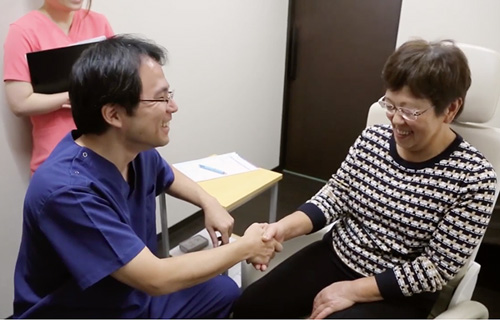横田直正院長と患者さまの笑顔